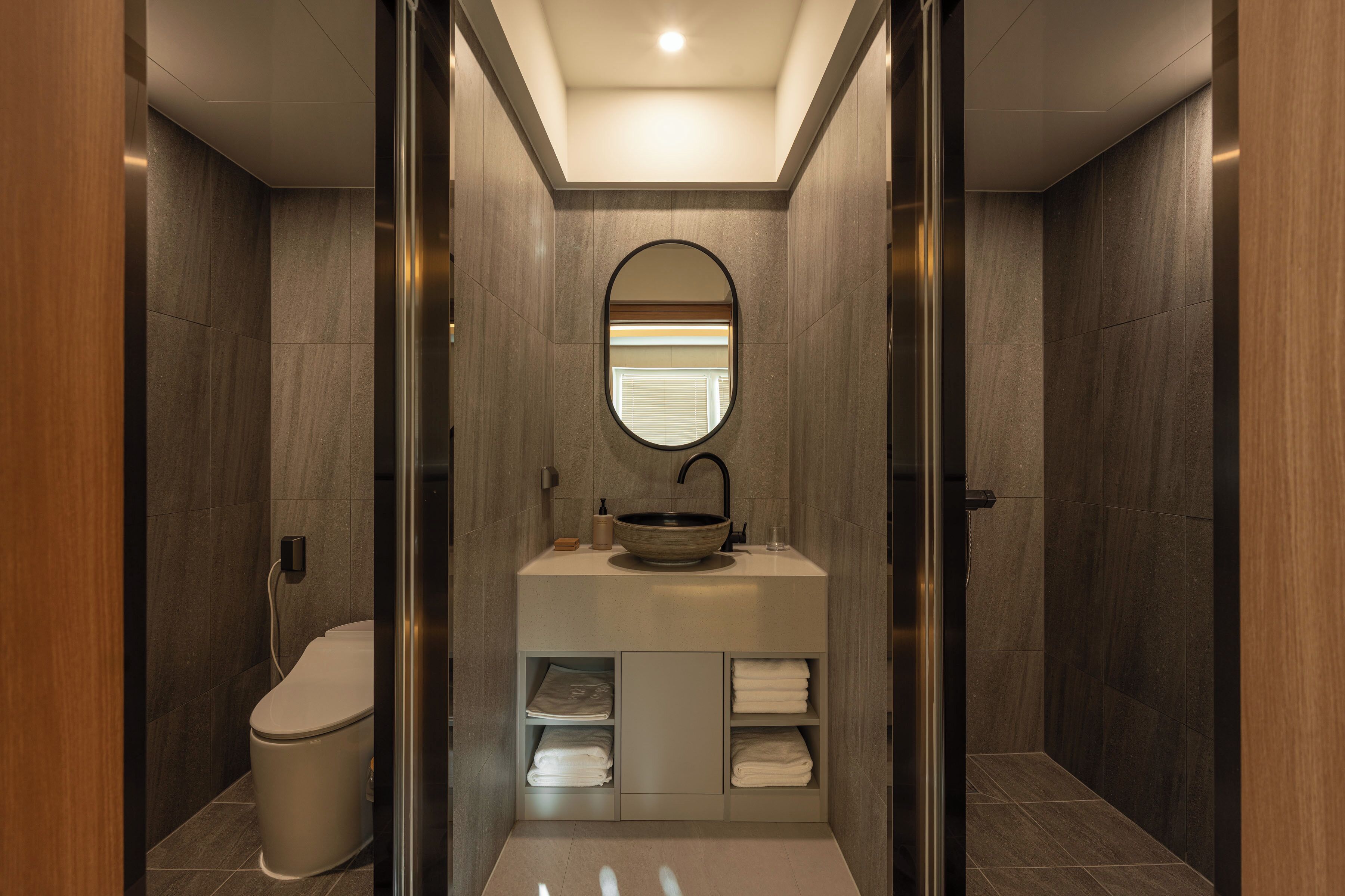 Signature Suite | Bathroom | Hair dryer, towels, soap, shampoo