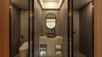 Signature Suite | Bathroom | Hair dryer, towels, soap, shampoo