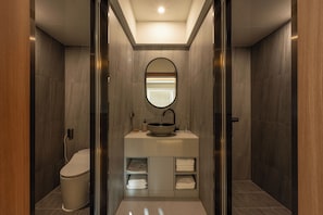 Signature Suite | Bathroom | Hair dryer, towels, soap, shampoo - ONSHIMJAE (Pocheon)