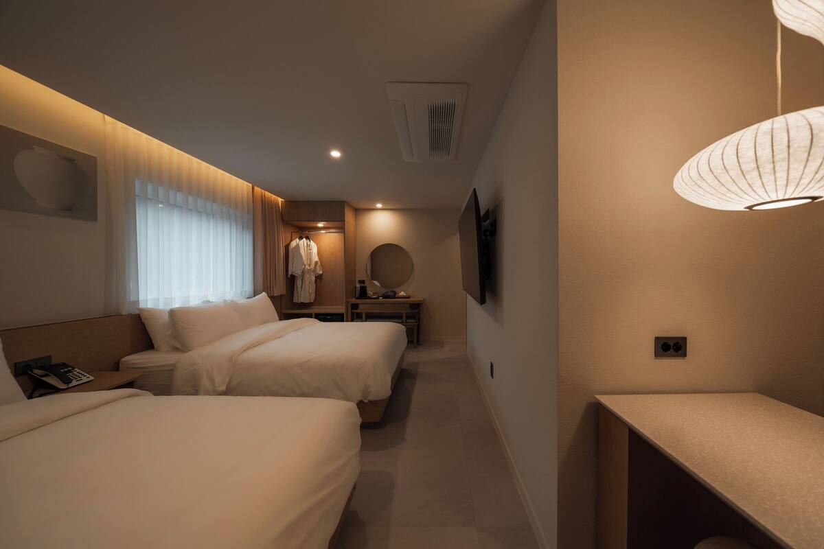 Family Suite | Premium bedding, desk, WiFi (free), bed sheets