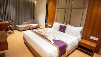 Standard Triple Room | Desk, laptop workspace, free WiFi