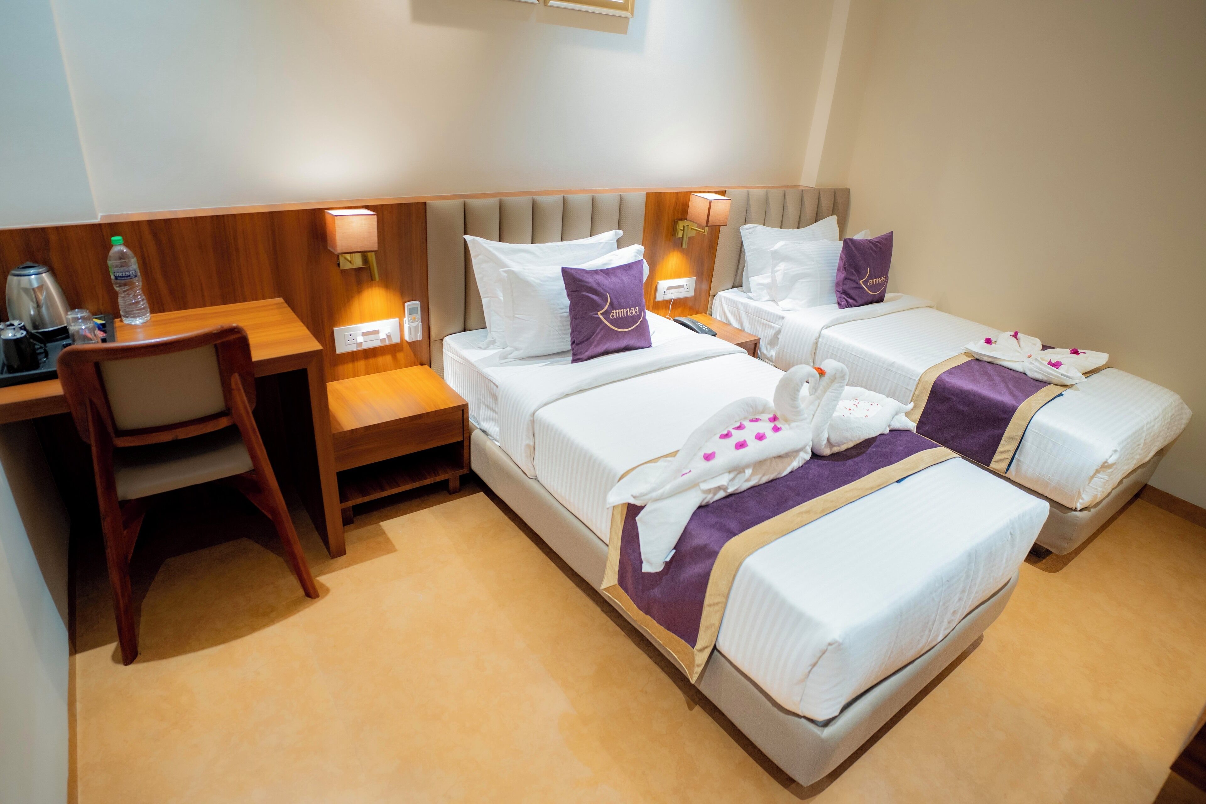 Tomannsrom – deluxe | Skrivebord, skrivebord for bærbar PC og wi-fi (inkludert)