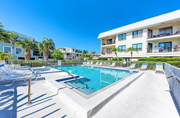 Apartment - Anna Maria Island Beach Sands 202-private Beach Access-heated Pool (Bradenton Beach)