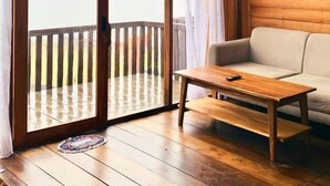 Family Villa, Dağ Manzaralı | Oturma alanı | Kablolu TV kanalları bulunan 20 inç LCD televizyon 