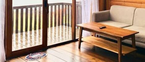 Villa familiale, vue sur la montagne | Aire de séjour | Téléviseur ACL de 20 po avec télévision par cùble
