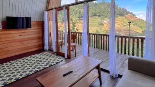 Family Villa, Dağ Manzaralı | Oturma alanı | Kablolu TV kanalları bulunan 20 inç LCD televizyon 