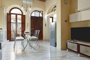 Dining - Homiday – Incanto is a bright and cozy apartment located on Via Pietrasantina, just a few minutes’ walk from the Leaning Tower of Pisa and Piazza dei Miracoli.Situated in a convenient and quiet area, it allows you to experience the city stress-free.  (Pisa)