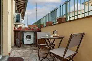 Outdoor dining - Homiday – Incanto is a bright and cozy apartment located on Via Pietrasantina, just a few minutes’ walk from the Leaning Tower of Pisa and Piazza dei Miracoli.Situated in a convenient and quiet area, it allows you to experience the city stress-free.  (Pisa)