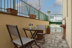 Outdoor dining - Homiday – Incanto is a bright and cozy apartment located on Via Pietrasantina, just a few minutes’ walk from the Leaning Tower of Pisa and Piazza dei Miracoli.Situated in a convenient and quiet area, it allows you to experience the city stress-free.  (Pisa)