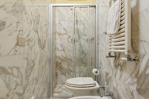 Shower, bidet, towels - Homiday – Incanto is a bright and cozy apartment located on Via Pietrasantina, just a few minutes’ walk from the Leaning Tower of Pisa and Piazza dei Miracoli.Situated in a convenient and quiet area, it allows you to experience the city stress-free.  (Pisa)