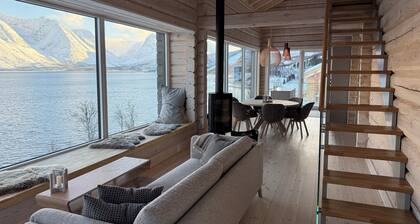 Nordlys Aurora Lodge - Premium fjord views, northern lights & e-charging near TromsĂž