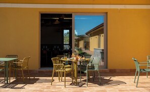Desayuno con opciones de la cocina local incluido todos los días 