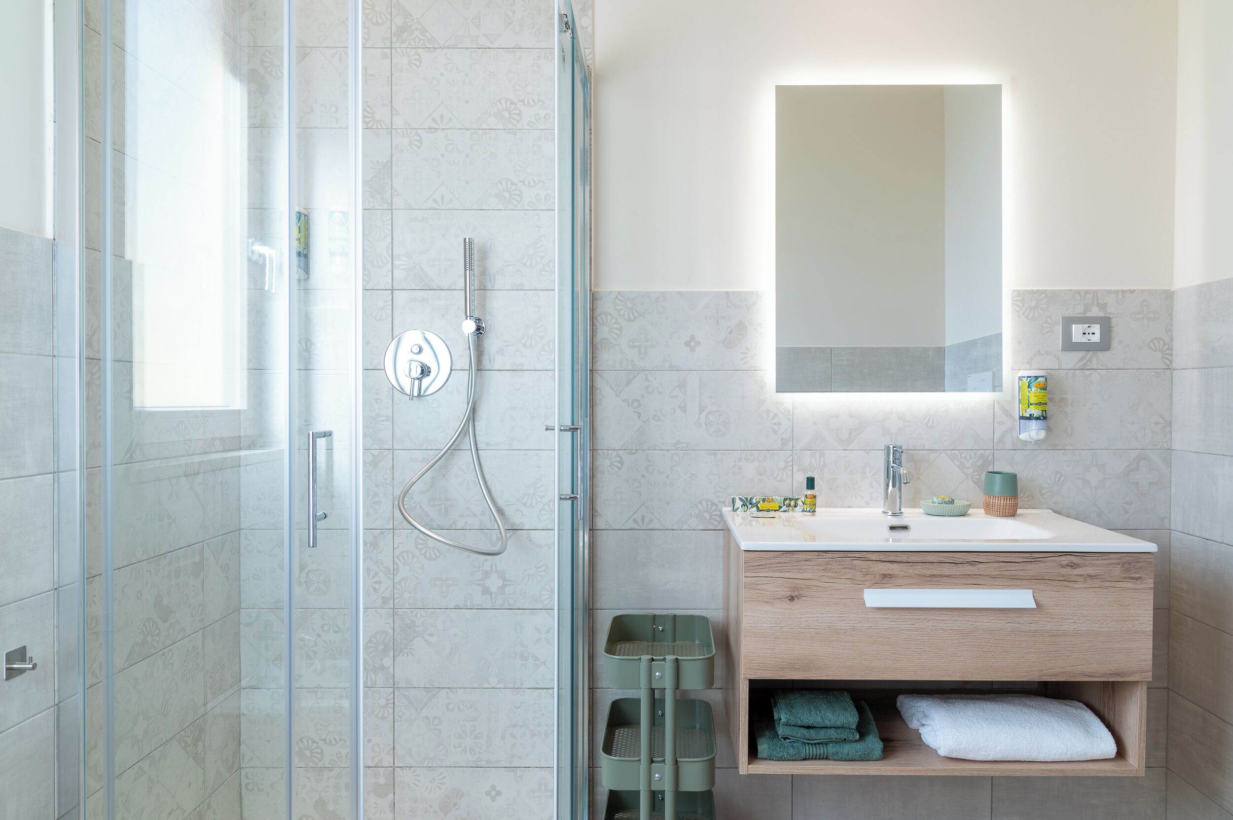 Phòng Deluxe, 1 phòng ngủ, máy điều hòa, quang cảnh hồ bơi | Phòng tắm | Buồng tắm vòi sen, vòi sen phun mưa, máy sấy tóc, chậu vệ sinh/vòi rửa 