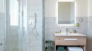 Phòng Deluxe, 1 phòng ngủ, máy điều hòa, quang cảnh hồ bơi | Phòng tắm | Buồng tắm vòi sen, vòi sen phun mưa, máy sấy tóc, chậu vệ sinh/vòi rửa