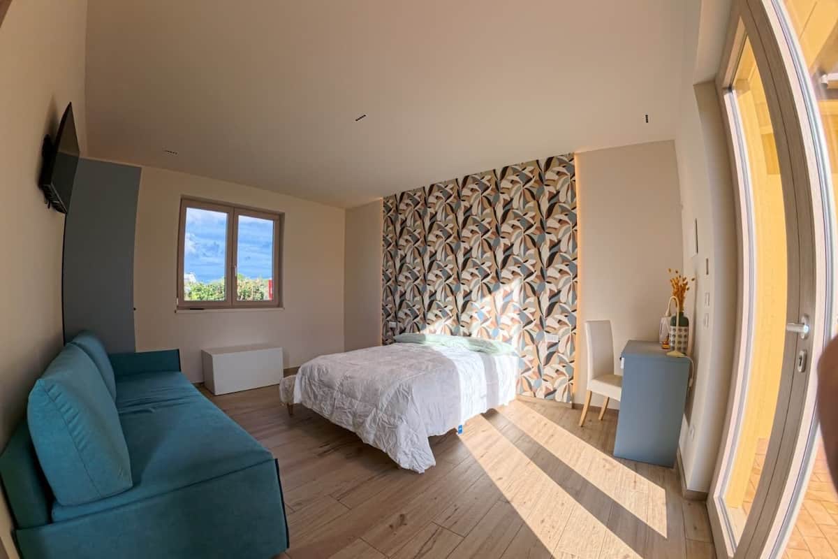 Minibar, in-room safe, individually decorated, individually furnished