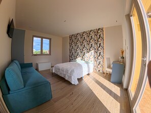 Minibar, desk, bed sheets - Agriturismo Agricoccinella - Pool&Restaurant (Piombino)