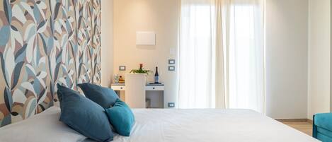Minibar, caja de seguridad en la habitación y decoración personalizada