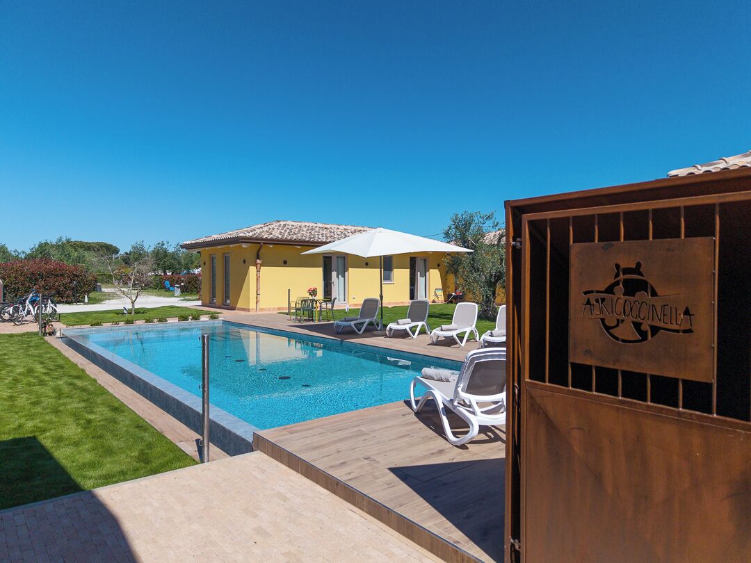 สระว่ายน้ำกลางแจ้งเปิดตามฤดูกาล, ร่มริมสระว่ายน้ำ, เก้าอี้อาบแดดริมสระ