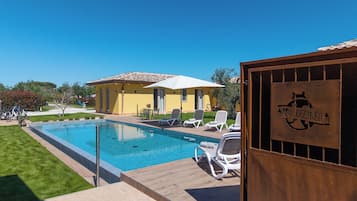 Außenpool (je nach Saison geöffnet), Sonnenschirme, Liegestühle