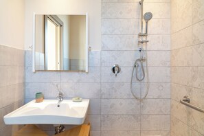 Deluxe Room, 1 Bedroom, Patio, Pool View | Bathroom