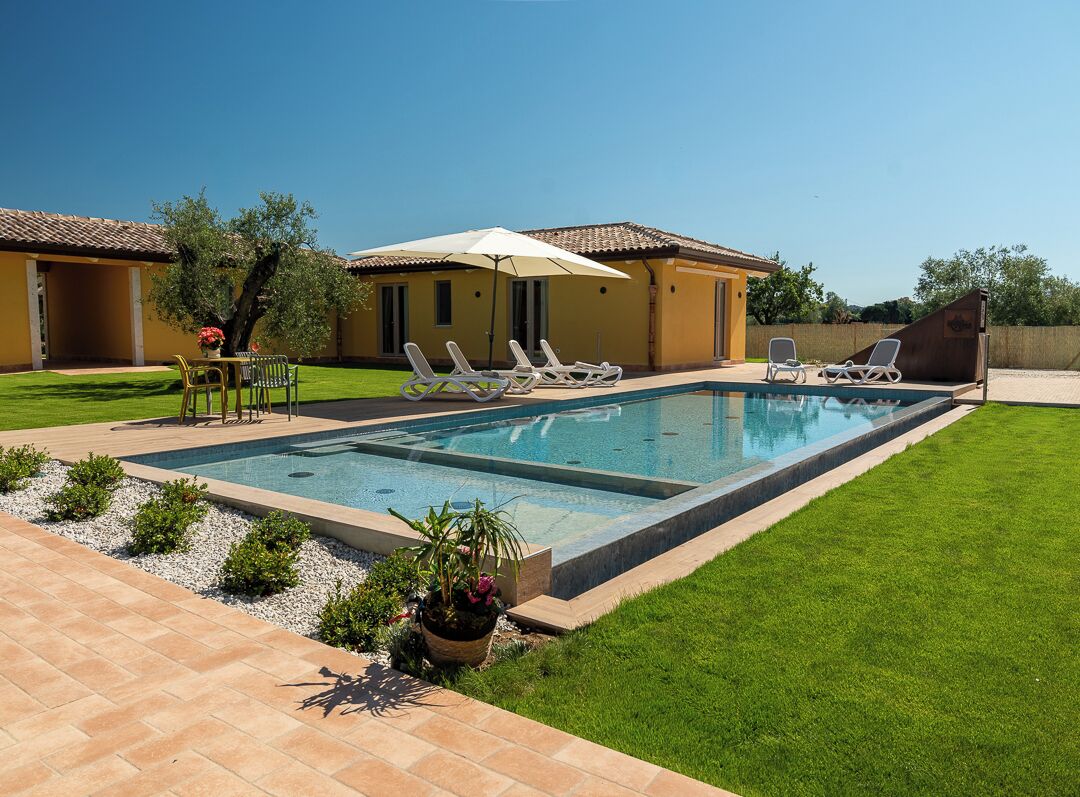 สระว่ายน้ำกลางแจ้งเปิดตามฤดูกาล, ร่มริมสระว่ายน้ำ, เก้าอี้อาบแดดริมสระ