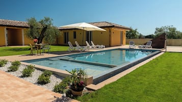 Außenpool (je nach Saison geöffnet), Sonnenschirme, Liegestühle