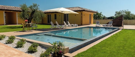 Außenpool (je nach Saison geöffnet), Sonnenschirme, Liegestühle