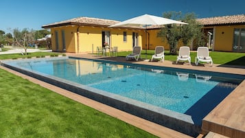 Deluxe-huone, 1 makuuhuone, ilmastointi, näköala uima-altaalle | Minibaari, tallelokero huoneessa, yksilöllisesti sisustettu