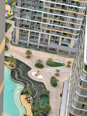 สระว่ายน้ำกลางแจ้ง