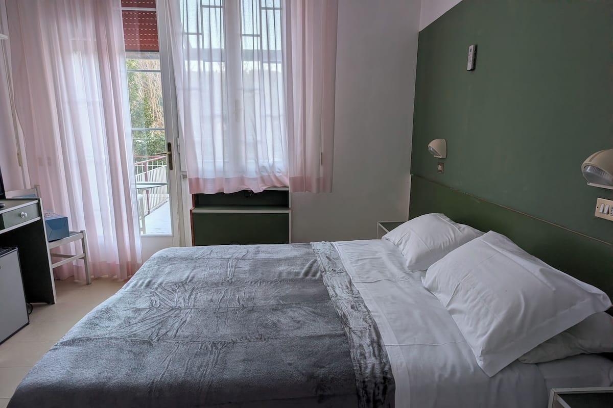 Triple Room, Balcony, Garden View | Desk