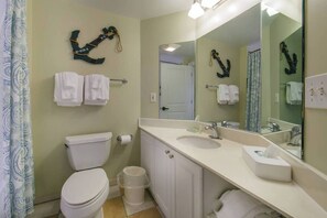 Hair dryer, towels, soap, toilet paper - Cozy 2-bedroom apartment in awesome Myrtle Beach with AC (Myrtle Beach)