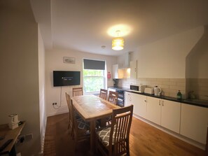 Appartement, 4 chambres | Salle à manger
