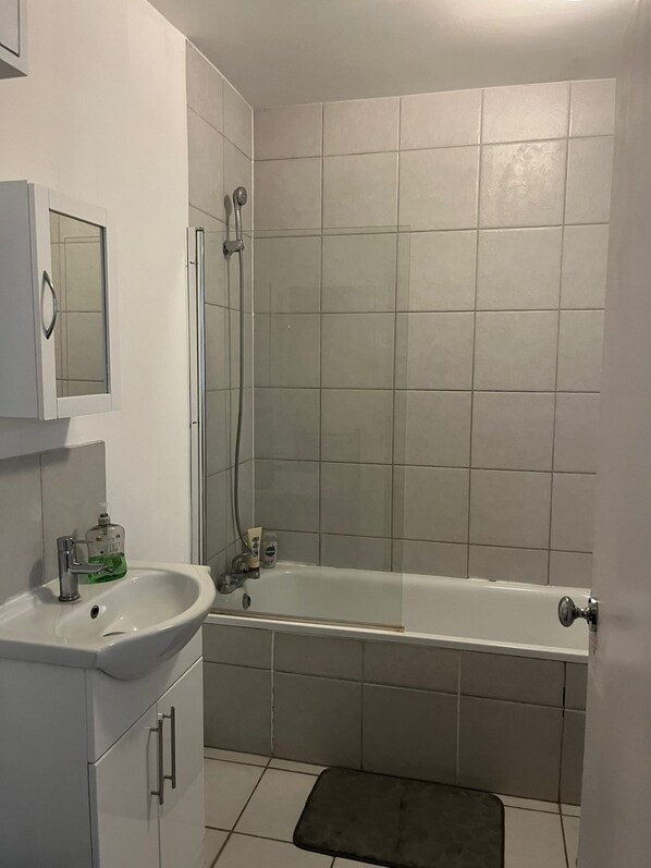 Bathroom - Luxurious 4 Bedroom Apartment in Heart of London (London)