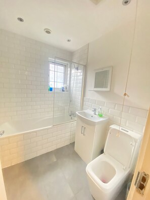 House, 5 Bedrooms | Bathroom - Luxurious 5 Bedroom Home in Prime London Location (London)