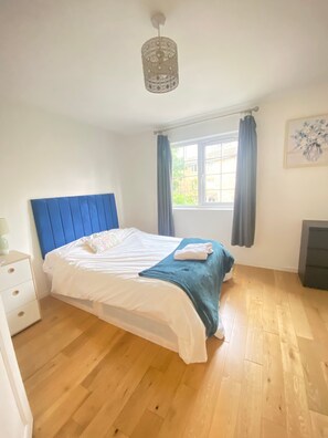 House, 5 Bedrooms | 5 bedrooms - Luxurious 5 Bedroom Home in Prime London Location (London)