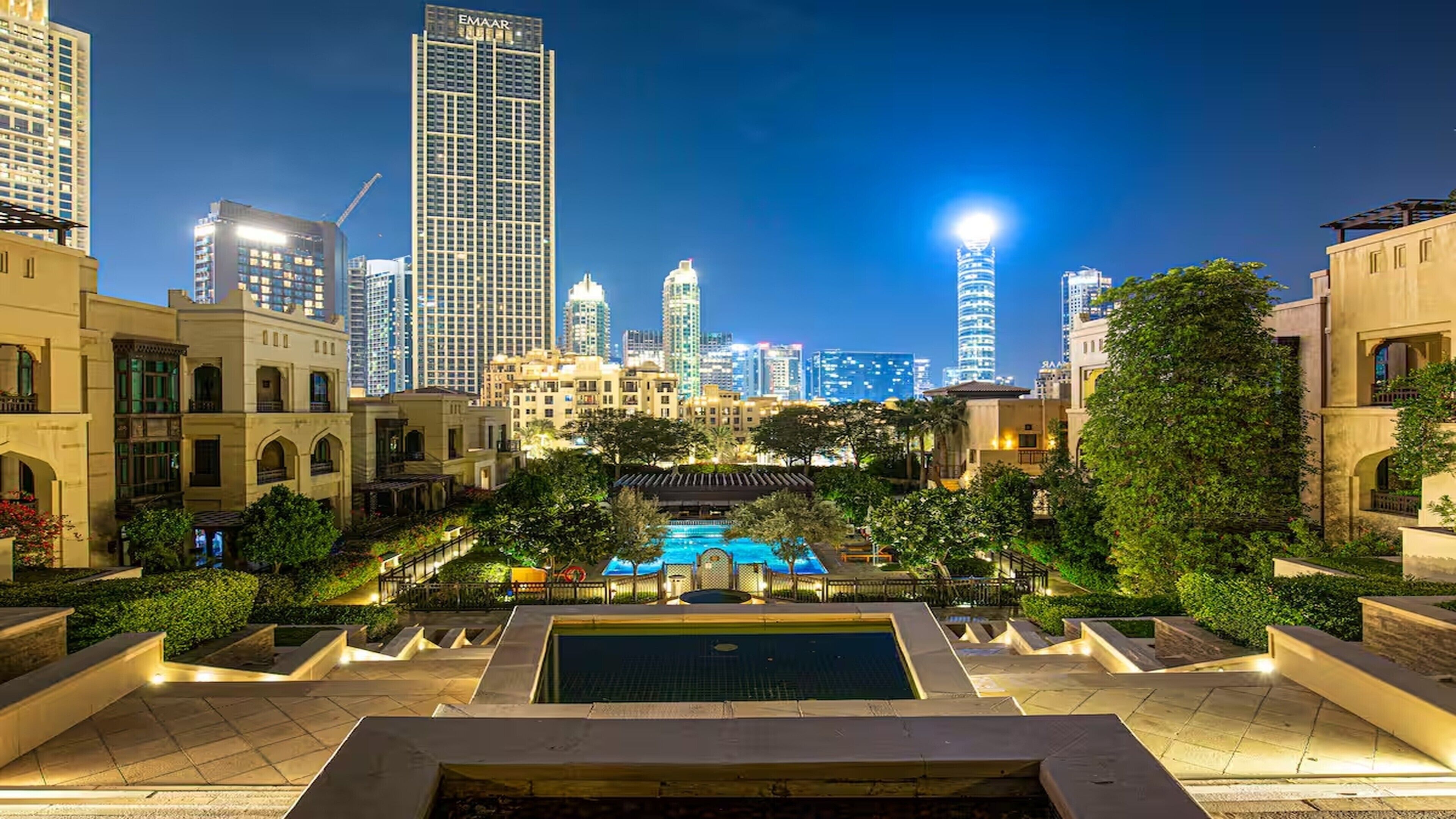 Una piscina al aire libre, una piscina climatizada