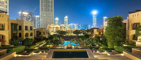 Una piscina al aire libre, una piscina climatizada