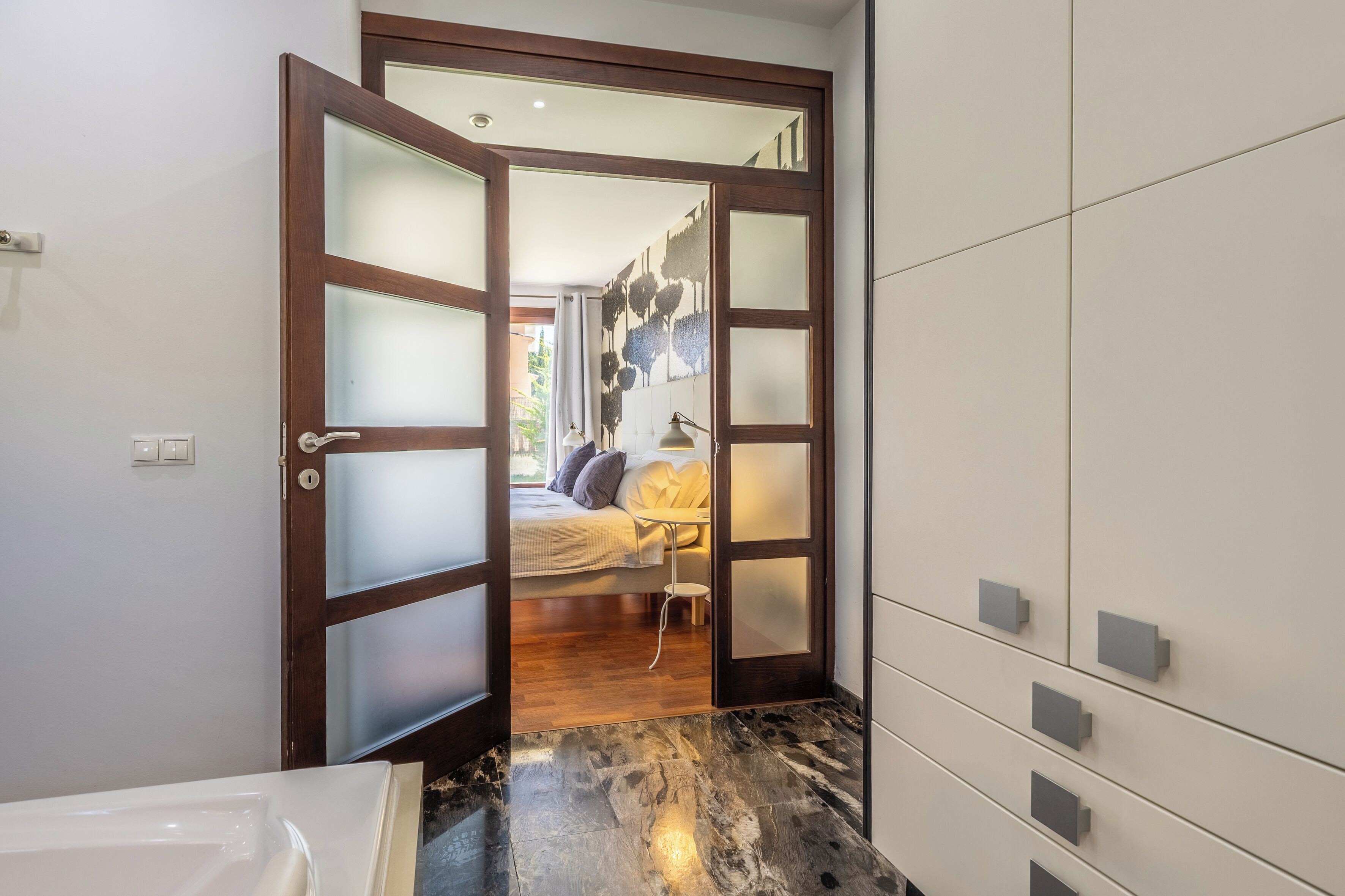 3 habitaciones, caja de seguridad en la habitación y escritorio 