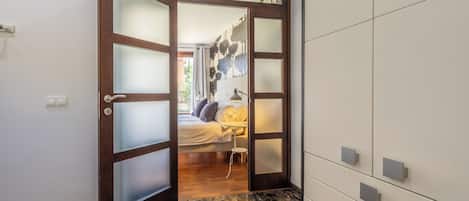 3 室のベッドルーム、セーフティボックス (室内)、デスク、アイロン / アイロン台