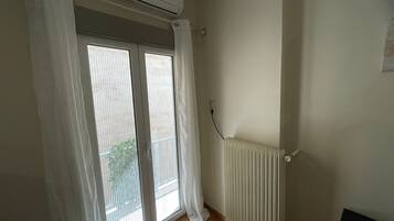 تجهيزات عازلة للصوت ومكواة/لوح كي وواي فاي مجانًا