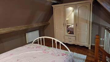 Iron/ironing board, WiFi, bed sheets