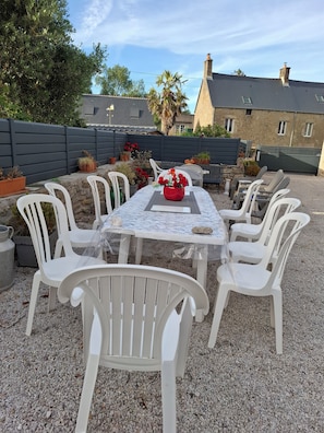 Outdoor dining - Stone house 170m³ Pleasant. 2 to 10 people .2 days to 1 or 2 weeks (Tocqueville)