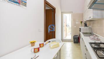 Frigorifero, microonde, forno, piano cottura