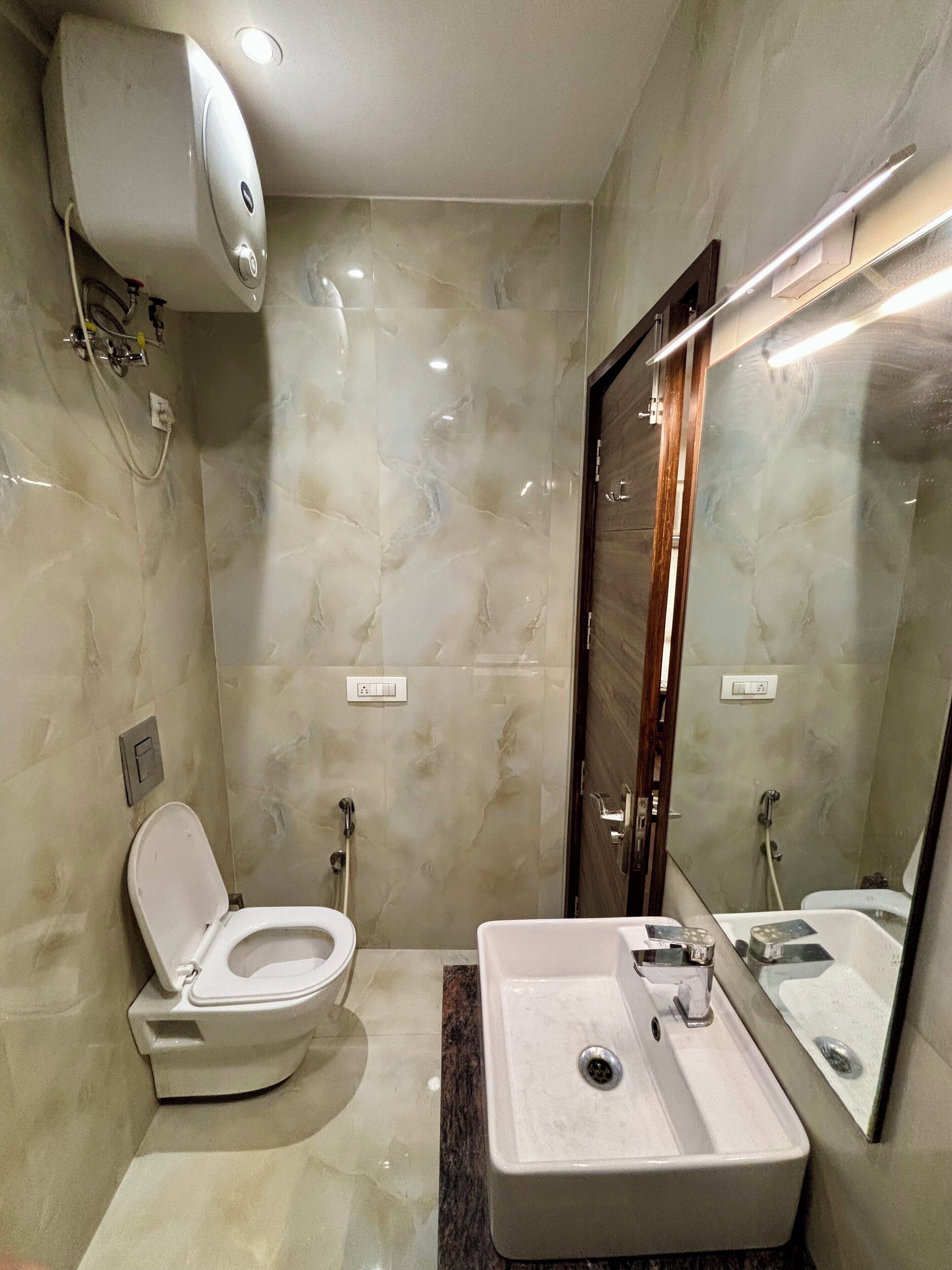 Dobbeltrom, byutsikt | Bad | Dusj, håndklær, såpe og sjampo