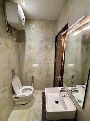 Dobbeltværelse - byudsigt | Badeværelse | Bruser, håndklæder, Sæbe, Shampoo