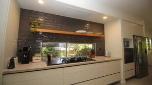 Micro-ondes, four, plaque de cuisson, lave-vaisselle