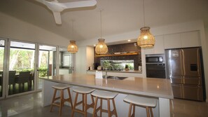 Micro-ondes, four, plaque de cuisson, lave-vaisselle