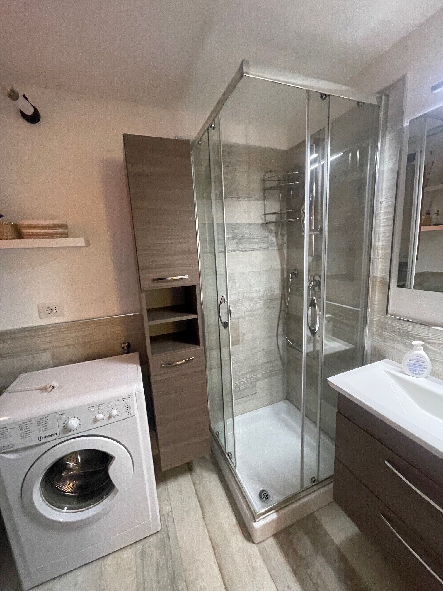 Dusche, Haartrockner, Handtücher