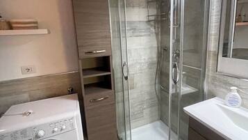 Dusche, Haartrockner, Handtücher