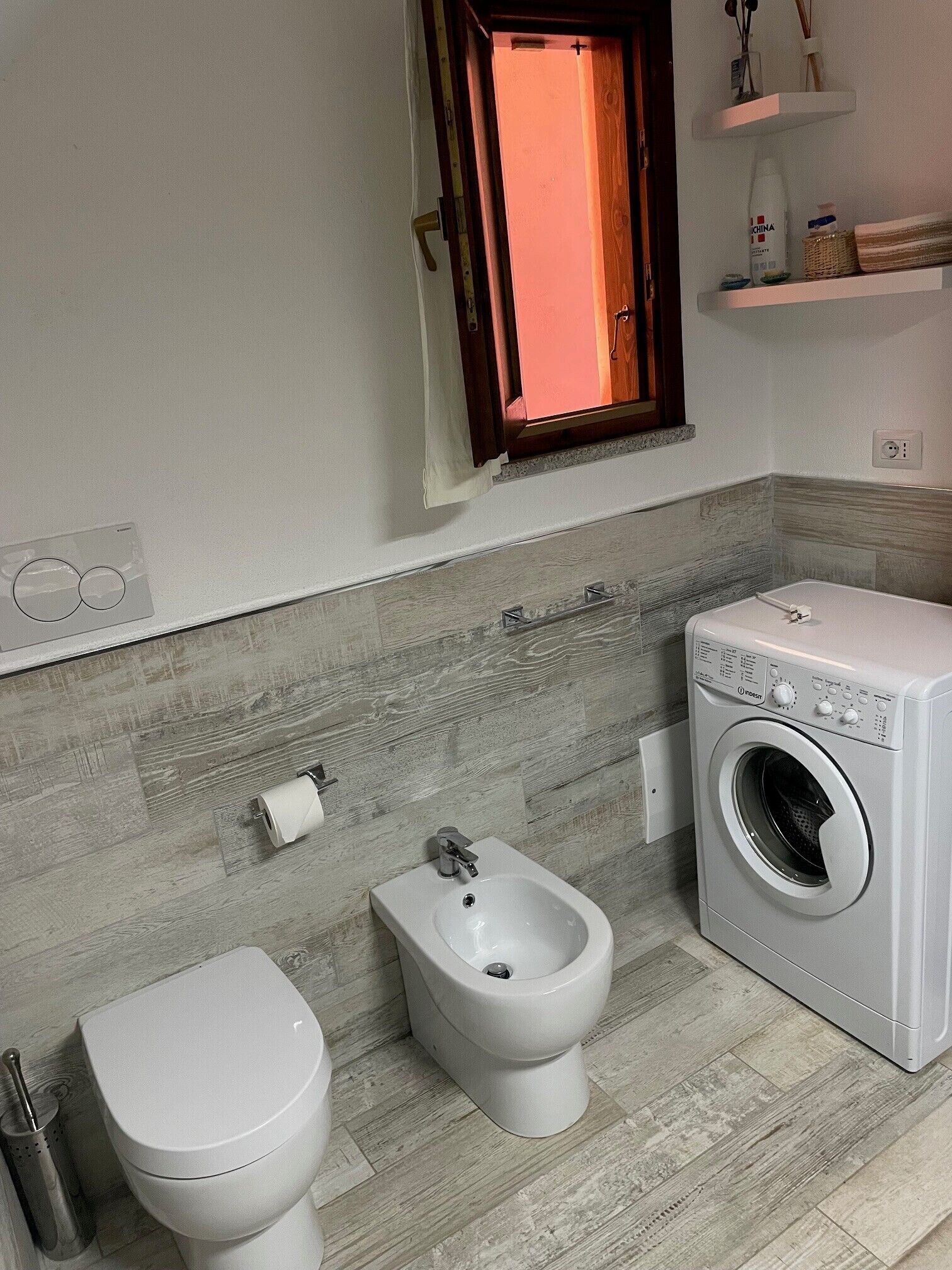 Douche, séchoir à cheveux, serviettes fournies